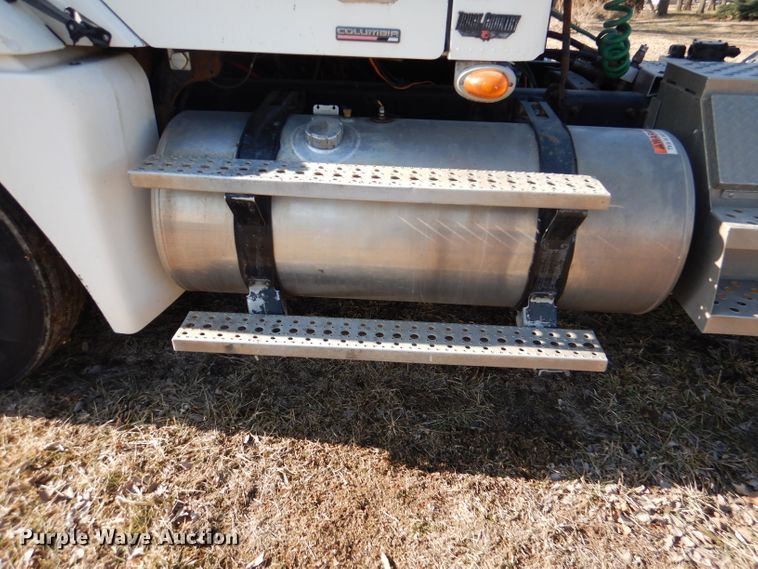 image for item DL2218 2007 Freightliner Columbia 120  semi truck