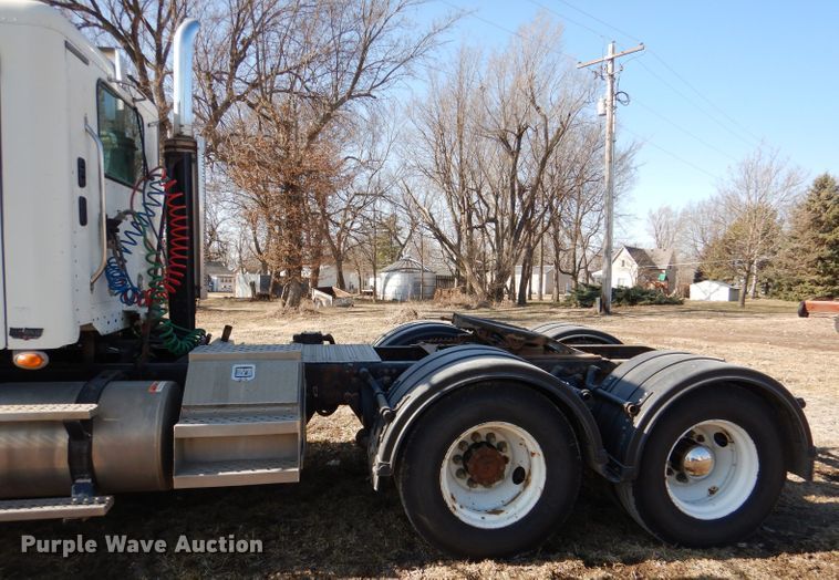 image for item DL2218 2007 Freightliner Columbia 120  semi truck