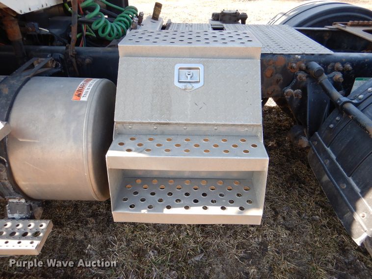 image for item DL2218 2007 Freightliner Columbia 120  semi truck