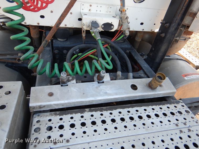 image for item DL2218 2007 Freightliner Columbia 120  semi truck