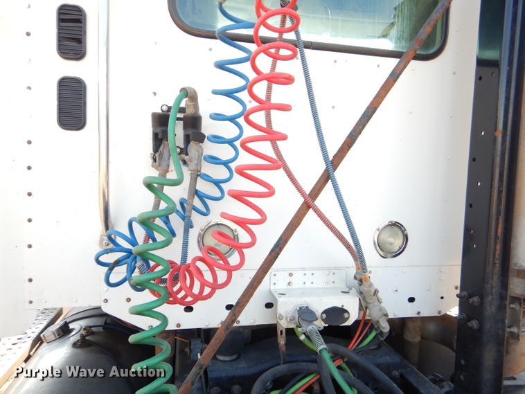 image for item DL2218 2007 Freightliner Columbia 120  semi truck