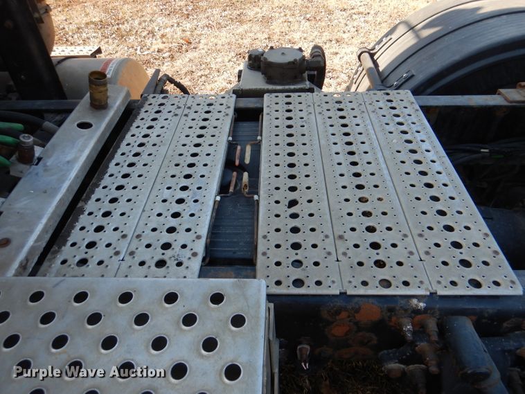 image for item DL2218 2007 Freightliner Columbia 120  semi truck