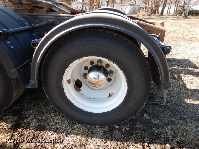 image for item DL2218 2007 Freightliner Columbia 120  semi truck