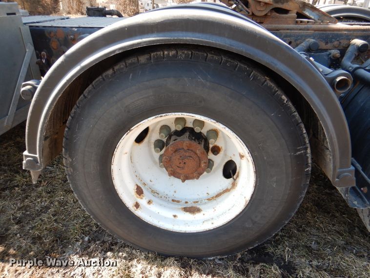 image for item DL2218 2007 Freightliner Columbia 120  semi truck