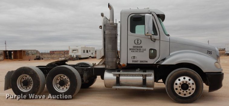 image for item DM2822 2009 Freightliner Columbia  semi truck