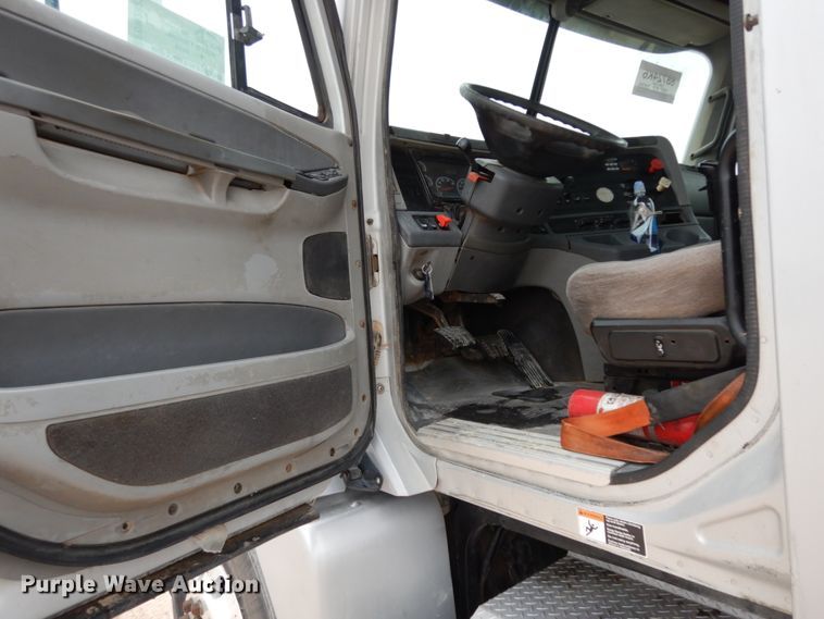 image for item DM2822 2009 Freightliner Columbia  semi truck