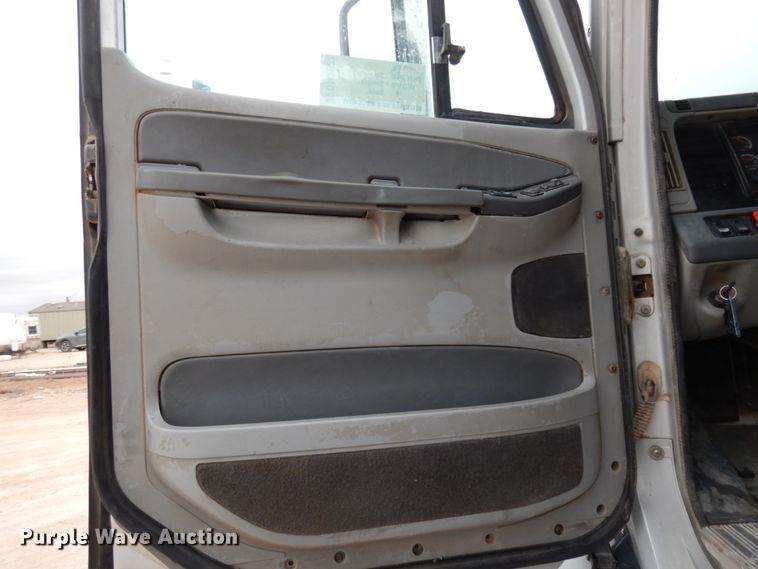 image for item DM2822 2009 Freightliner Columbia  semi truck