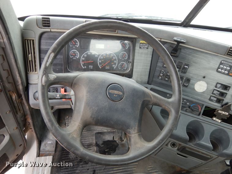 image for item DM2822 2009 Freightliner Columbia  semi truck