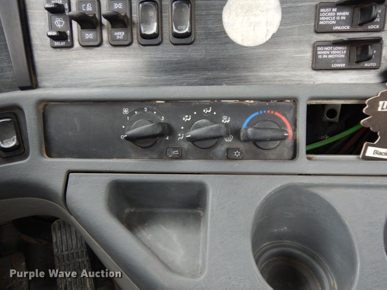 image for item DM2822 2009 Freightliner Columbia  semi truck