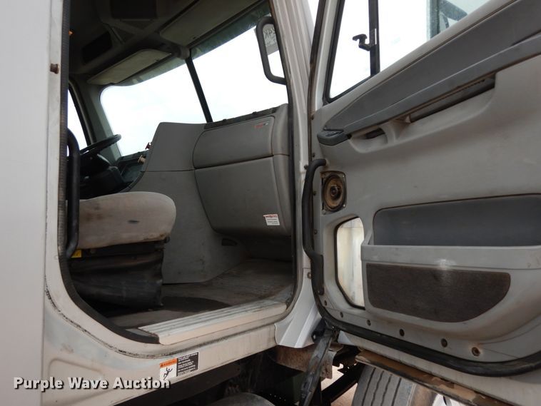 image for item DM2822 2009 Freightliner Columbia  semi truck