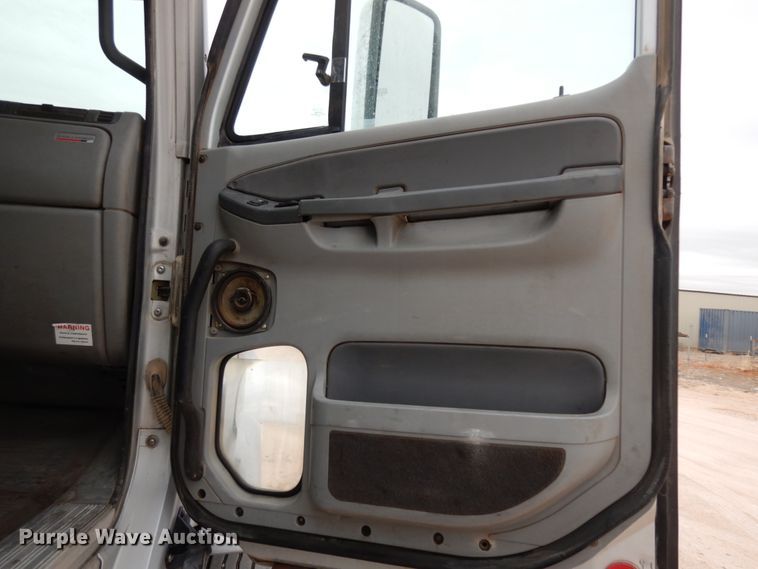 image for item DM2822 2009 Freightliner Columbia  semi truck
