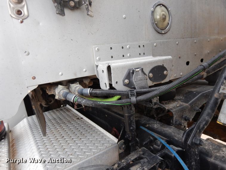 image for item DM2822 2009 Freightliner Columbia  semi truck