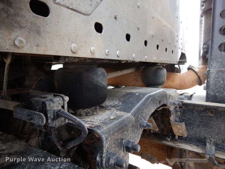 image for item DM2822 2009 Freightliner Columbia  semi truck