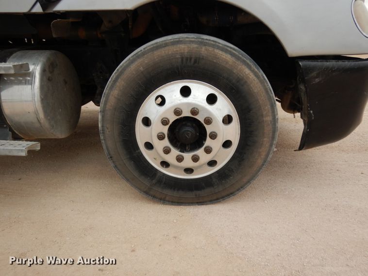 image for item DM2822 2009 Freightliner Columbia  semi truck