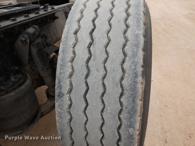 image for item DM2822 2009 Freightliner Columbia  semi truck