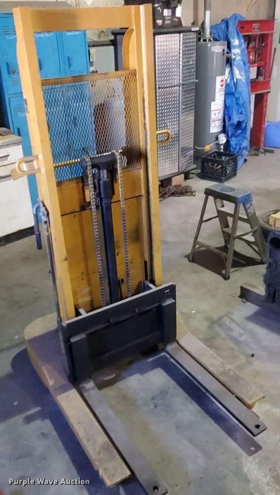 image for item EY9729 Big Joe 1018-A5S lift