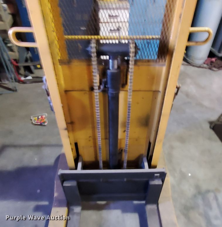 image for item EY9729 Big Joe 1018-A5S lift