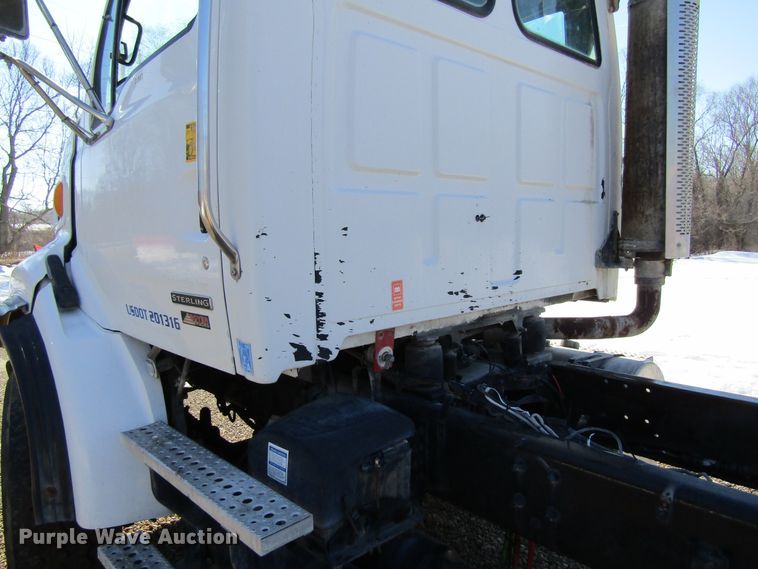 image for item GC9834 2007 Sterling LT8500  truck cab and chassis