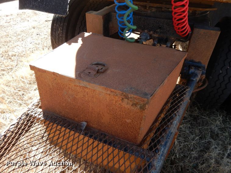 image for item GG9438 1997 Trailmaster tank trailer