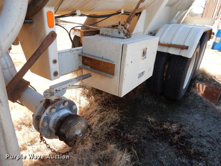 image for item GG9438 1997 Trailmaster tank trailer