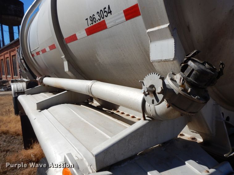 image for item GG9438 1997 Trailmaster tank trailer