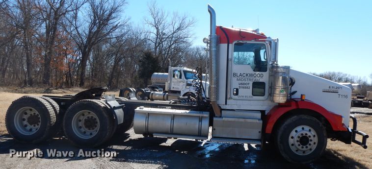 image for item GG9439 2011 Kenworth T800  semi truck