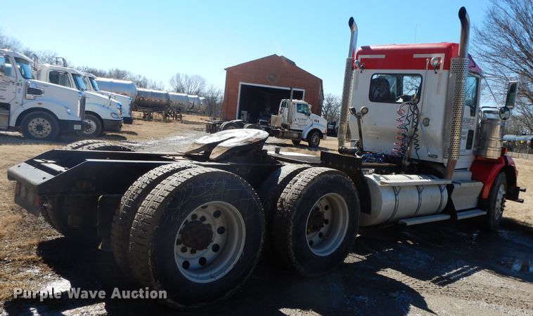 image for item GG9439 2011 Kenworth T800  semi truck