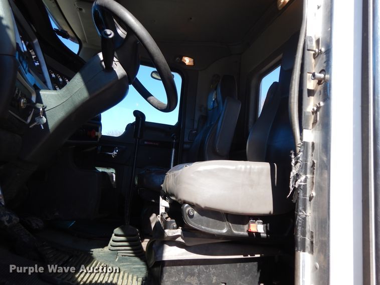 image for item GG9439 2011 Kenworth T800  semi truck