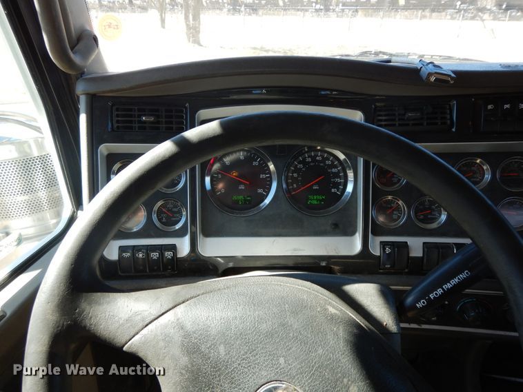 image for item GG9439 2011 Kenworth T800  semi truck