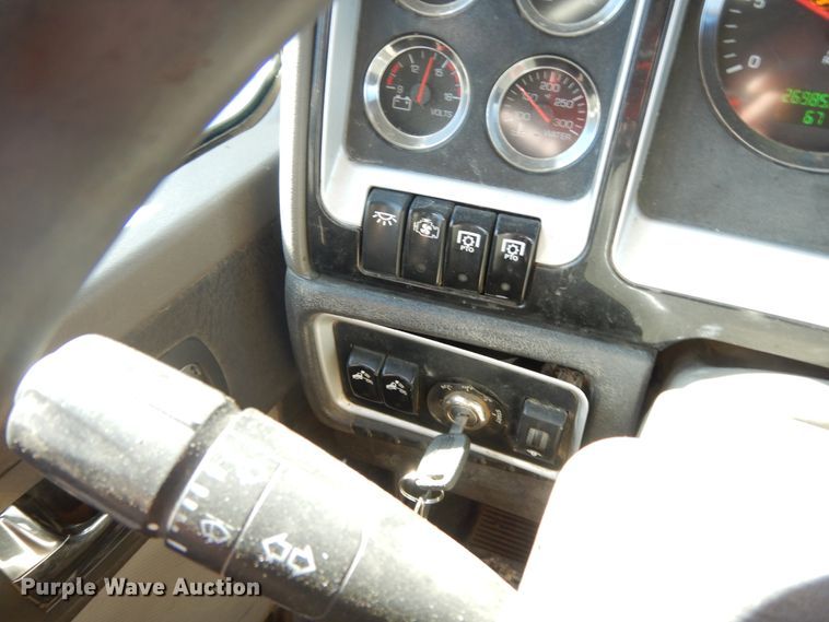 image for item GG9439 2011 Kenworth T800  semi truck