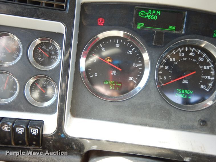 image for item GG9439 2011 Kenworth T800  semi truck