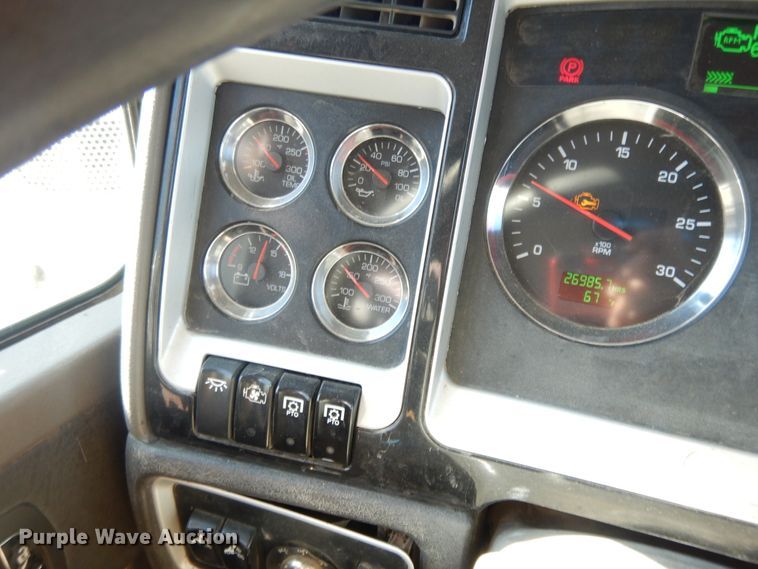 image for item GG9439 2011 Kenworth T800  semi truck