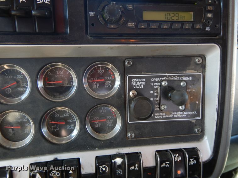 image for item GG9439 2011 Kenworth T800  semi truck