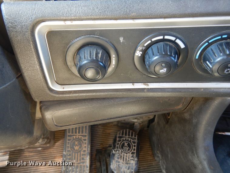 image for item GG9439 2011 Kenworth T800  semi truck