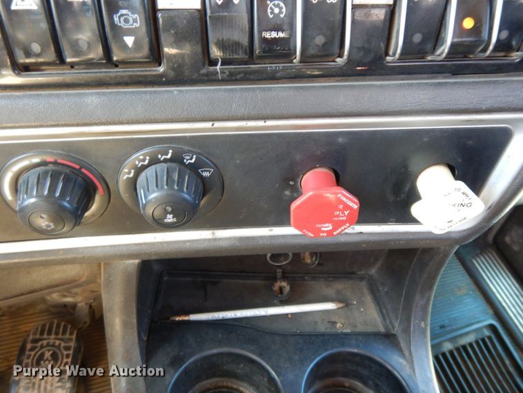 image for item GG9439 2011 Kenworth T800  semi truck