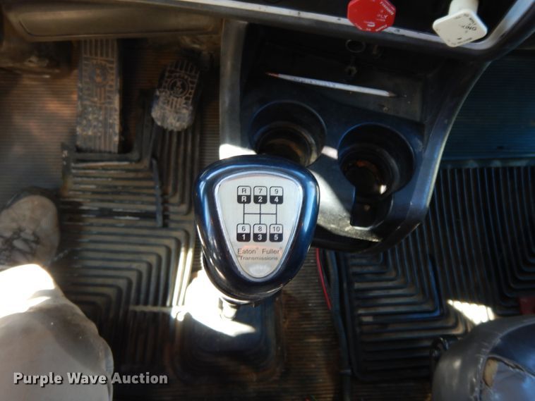 image for item GG9439 2011 Kenworth T800  semi truck