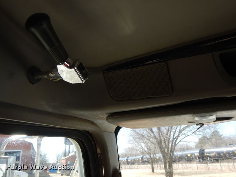 image for item GG9439 2011 Kenworth T800  semi truck