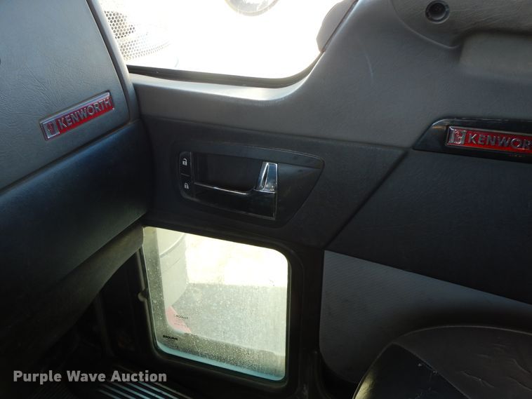 image for item GG9439 2011 Kenworth T800  semi truck