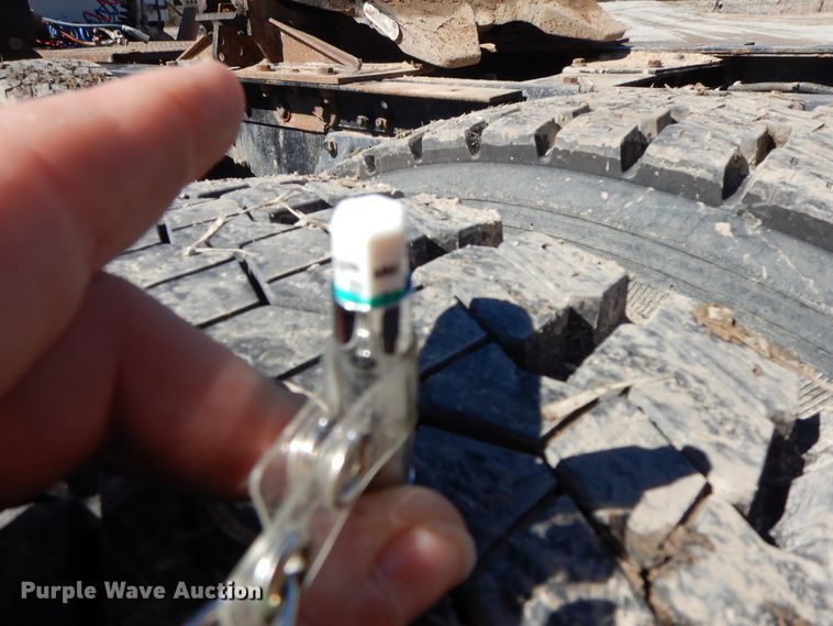 image for item GG9439 2011 Kenworth T800  semi truck