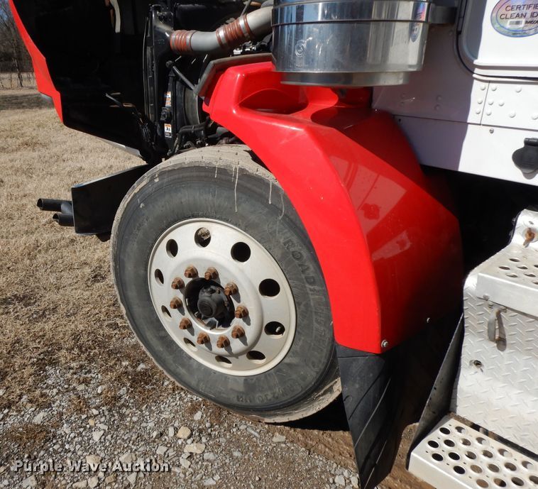 image for item GG9439 2011 Kenworth T800  semi truck