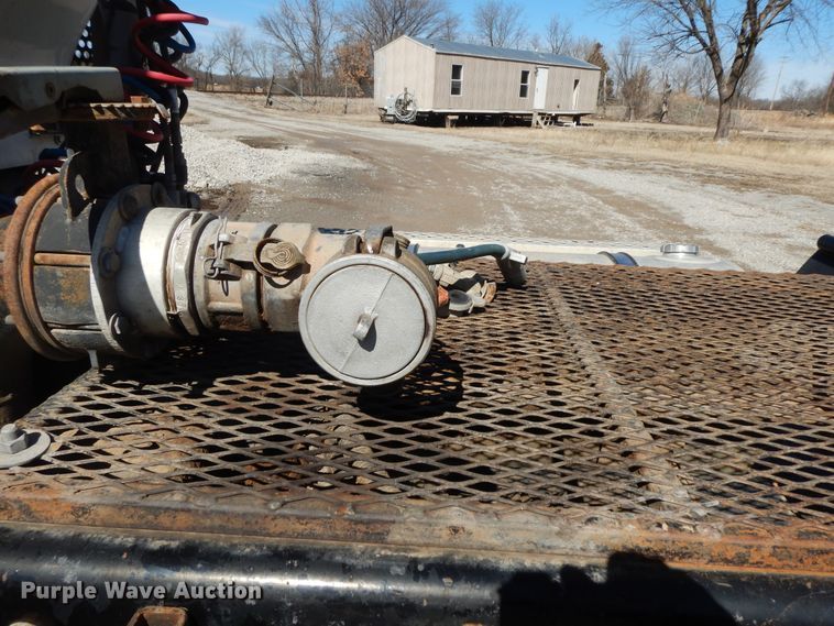 image for item GG9439 2011 Kenworth T800  semi truck