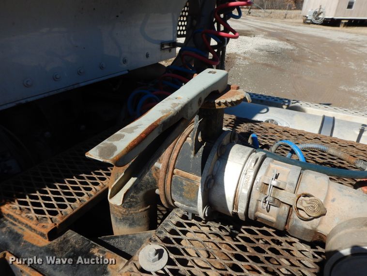 image for item GG9439 2011 Kenworth T800  semi truck