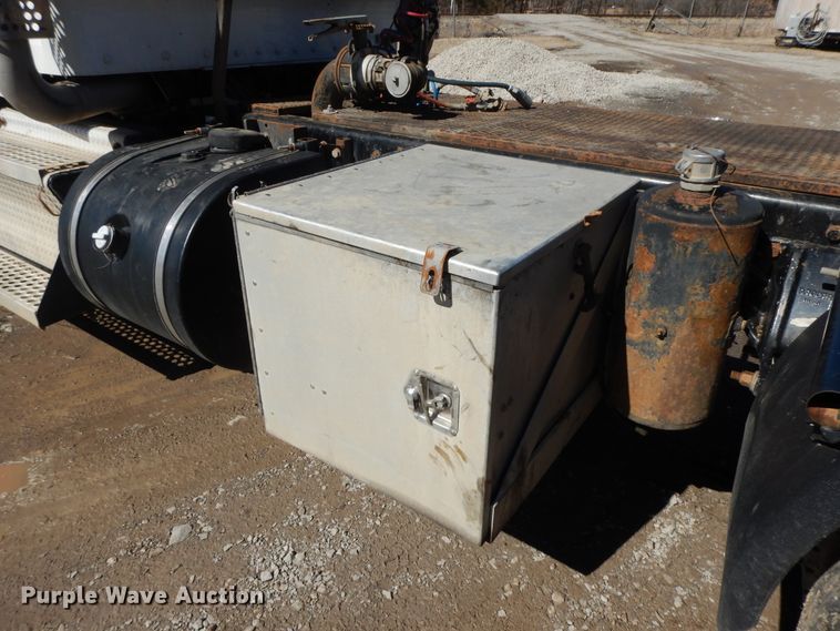 image for item GG9439 2011 Kenworth T800  semi truck