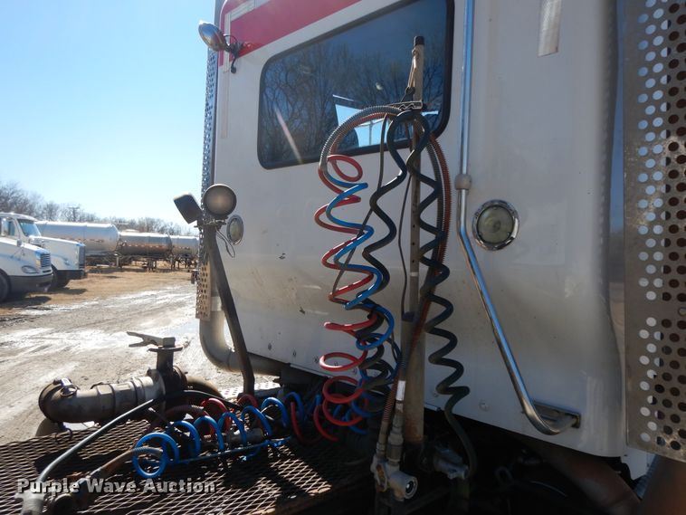 image for item GG9439 2011 Kenworth T800  semi truck