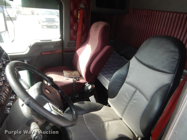 image for item HG9971 2007 Kenworth T600B  semi truck