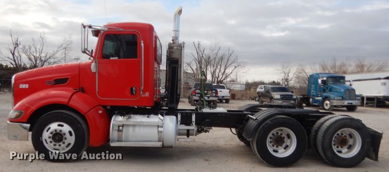 image for item HG9972 2008 Peterbilt 384  semi truck