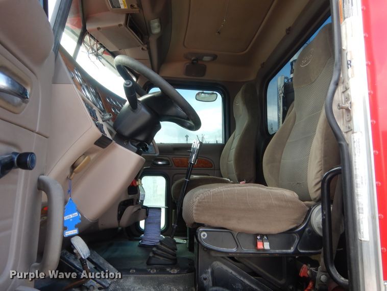 image for item HG9972 2008 Peterbilt 384  semi truck