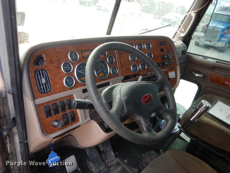 image for item HG9972 2008 Peterbilt 384  semi truck