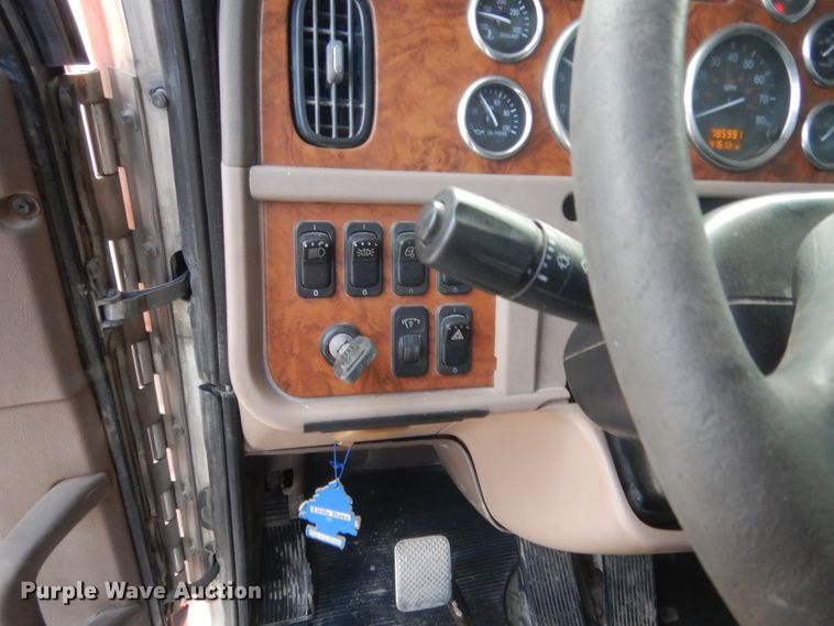 image for item HG9972 2008 Peterbilt 384  semi truck