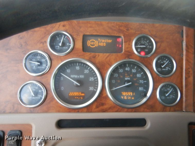 image for item HG9972 2008 Peterbilt 384  semi truck